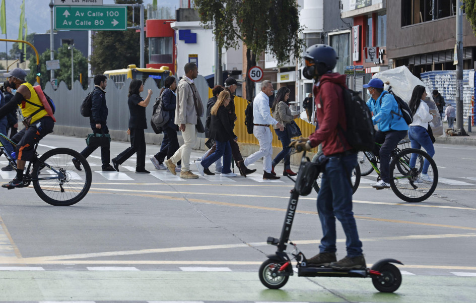 Personas caminan cerca a una estación de Transmilenio durante el 'día sin carro y sin moto' este jueves, en Bogotá.