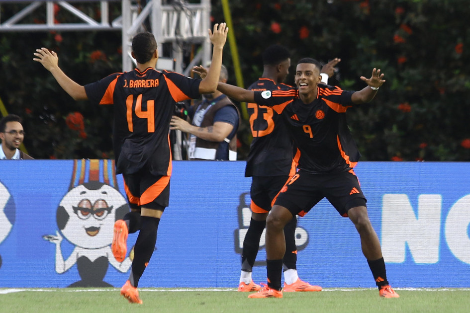Alejandro Villarreal (d) de Colombia celebra un gol este sábado, en un partido del grupo B del Campeonato Sudamericano sub-20 entre las selecciones de Brasil y Colombia en el estadio Polideportivo Misael Delgado en Valencia (Venezuela).