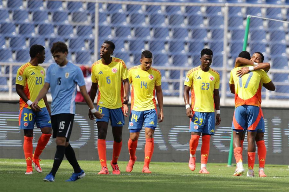 Jugadores de Colombia celebran tras anotar un gol este domingo, en un partido del hexagonal final del Campeonato Sudamericano Sub-20 entre las selecciones de Uruguay y Colombia en el estadio José Antonio Anzoátegui en Puerto La Cruz (Venezuela).