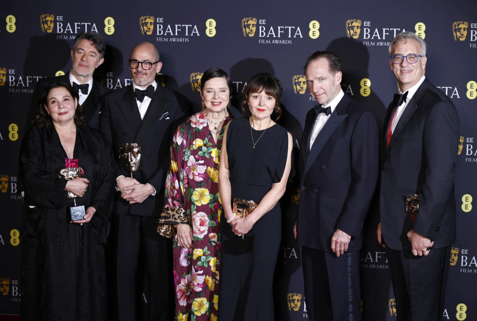 Tessa Ross, Peter Straughan, Edward Berger, Isabella Rossellini, Juliette Howell, Ralph Fiennes y Michael Jackman, del electo de Cónclave. 