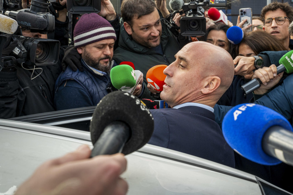 El expresidente de la Federación de Fútbol de España Luis Rubiales (c) rodeado de medios a su salida tras prestar declaración durante la sesión de este martes de su juicio por el beso que dio a la futbolista Jenni Hermoso tras la final del Mundial del 2023, en la Audiencia Nacional en San Fernando de Henares.