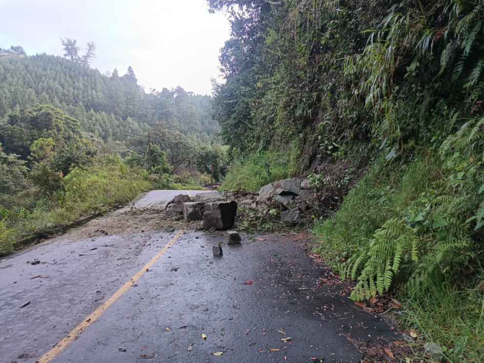 Las recientes lluvias en el Oriente de Caldas causaron caída de rocas en la vía entre Pensilvania y Manzanares, en el sector del aserrío de La Chalca.