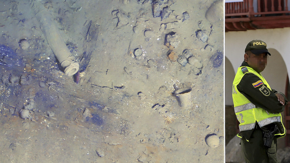 Fotografía de archivo del 05/06/2017. Un miembro de la Policía de Colombia junto a una fotografía de los restos del Galeón San José durante una exposición ante medios de comunicación sobre los avances en el proceso de investigación y exploración arqueológica del naufragio del galeón en Cartagena (Colombia).