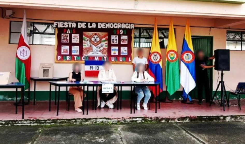 La bandera del M-19 fue colgada detrás del puesto de votación.