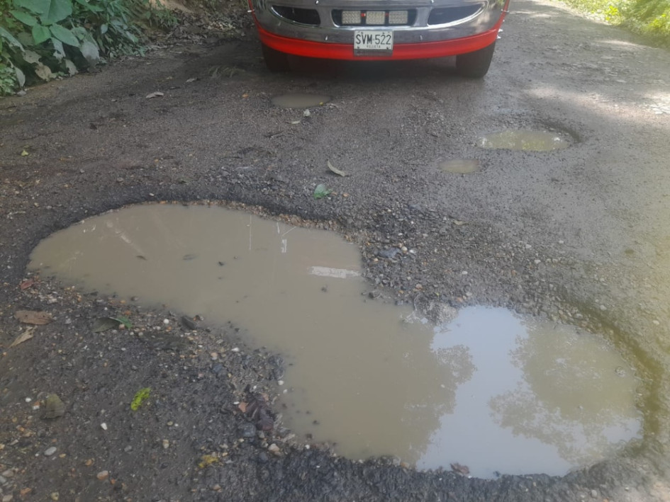 Caer en un hueco le costó $800 mil en una vía que comunica un municipio de Caldas con Medellín, Bogotá y Manizales. Gobernación promete reparar la carretera.