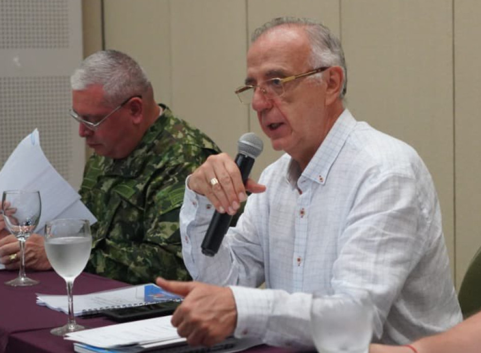 Iván Velásquez renunció al Ministerio de Defensa. 