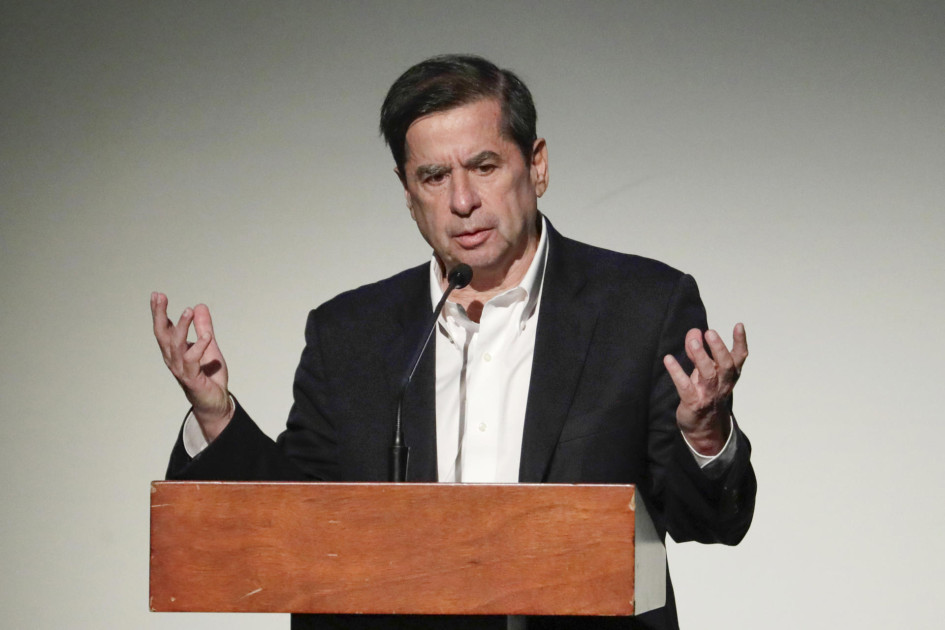 Fotografía de archivo del 25 de noviembre del 2024 del ministro del Interior de Colombia, Juan Fernando Cristo, hablando durante la ceremonia de conmemoración de la firma del Acuerdo de Paz entre el Gobierno y las Farc, en el Teatro Colón en Bogotá (Colombia). 