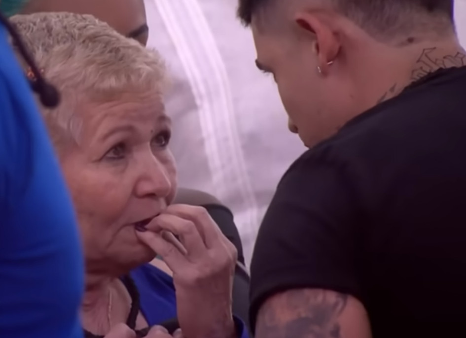 La Abuela, influencer de Chinchiná (Caldas), con su hijo Daniel durante una visita en La Casa de los Famosos.