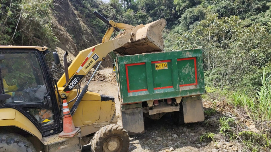 Maquinaria amarilla del departamento debe intervenir casi todos los días la vía Manzanares - Llanadas para despejar los derrumbes y habilitar el paso.