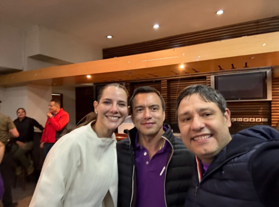 Mauricio Lizcano (d) acompañado del presidente de Ecuador y candidato a la reelección, Daniel Noboa, y su esposa, Lavinia Valbonesi.