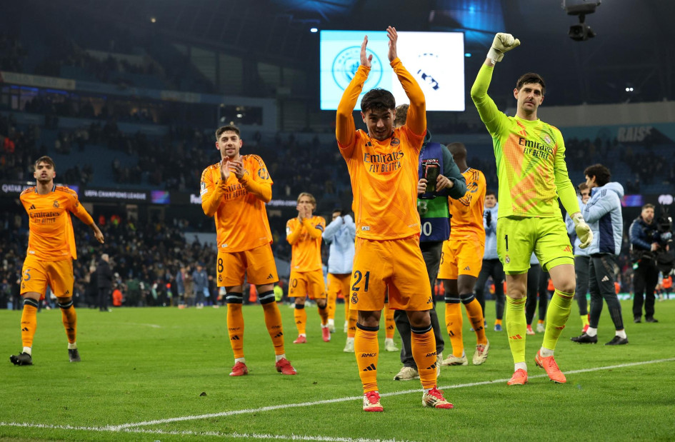 Brahim Díaz y sus compañeros del Real Madrid celebran ante los aficionados después de ganarle la ida de los play-offs de la Champions League al Manchester City en Inglaterra.