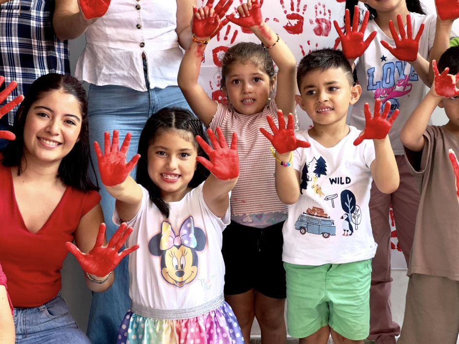 Escuelas y colegios de Caldas se sumaron a la conmemoración del Día Nacional de las Manos Rojas o Día Internacional Contra el Reclutamiento de Niños, Niñas y Adolescentes, entre ellos Manizales y Victoria.