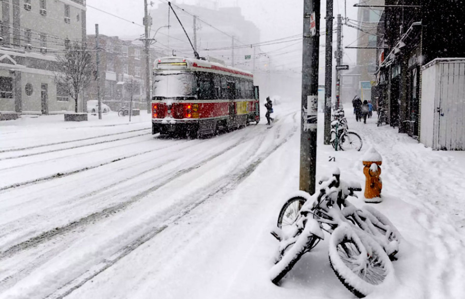 Un tranvía se descarriló en Toronto por la fuerte nevada de este 13 de febrero, la mayor en la ciudad canadiense desde el 2022.