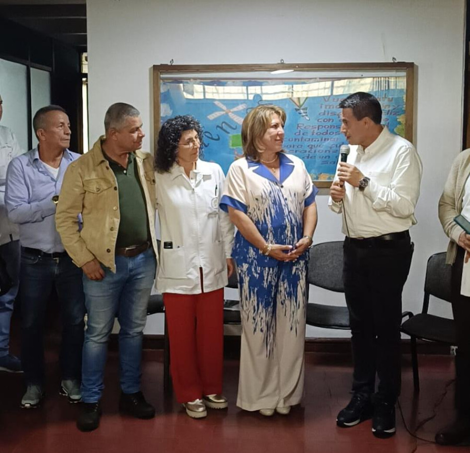 María Eugenia Bedoya (segunda de derecha a izquierda), en compañía del Alcalde, Jorge Eduardo Rojas, y docentes de la Normal de Caldas. 