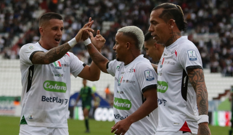 La celebración del primer gol del Once: Hugo Dorrego, Michael Barrios y Dayro Moreno. Once Caldas ganó 2-1.