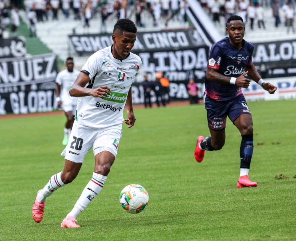 El volante manizaleño Alejandro García fue el blanco de los reproches cuando lo sacaron el sábado. El equipo jugaba mal.