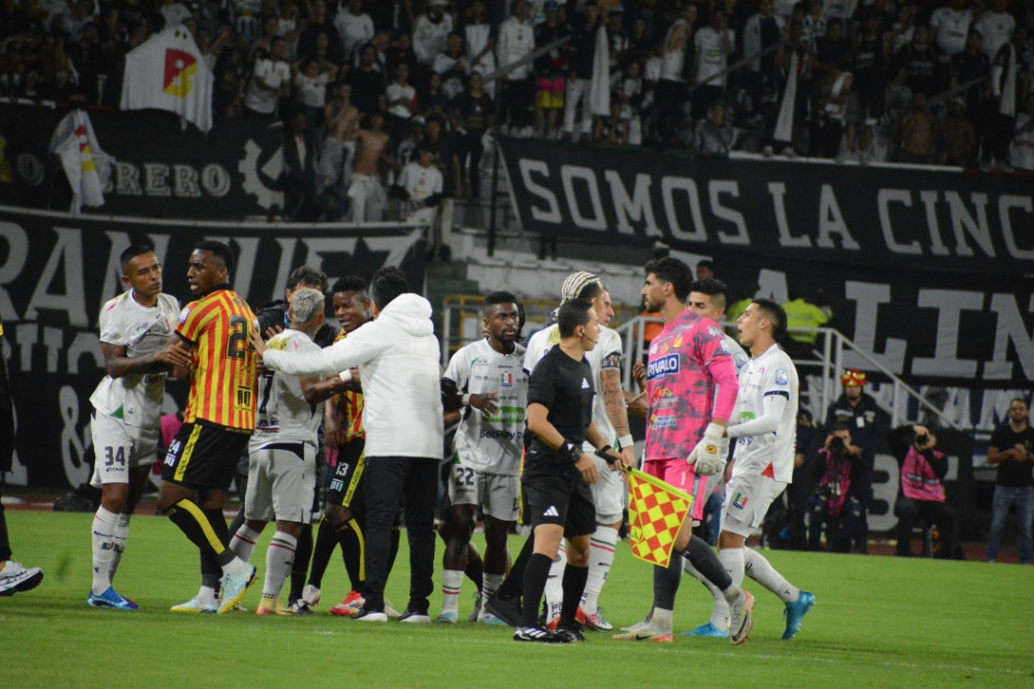 El llanto del ofendido y la situación que calentó el ambiente en el primer tiempo del clásico cafetero entre Once Caldas y Deportivo Pereira.