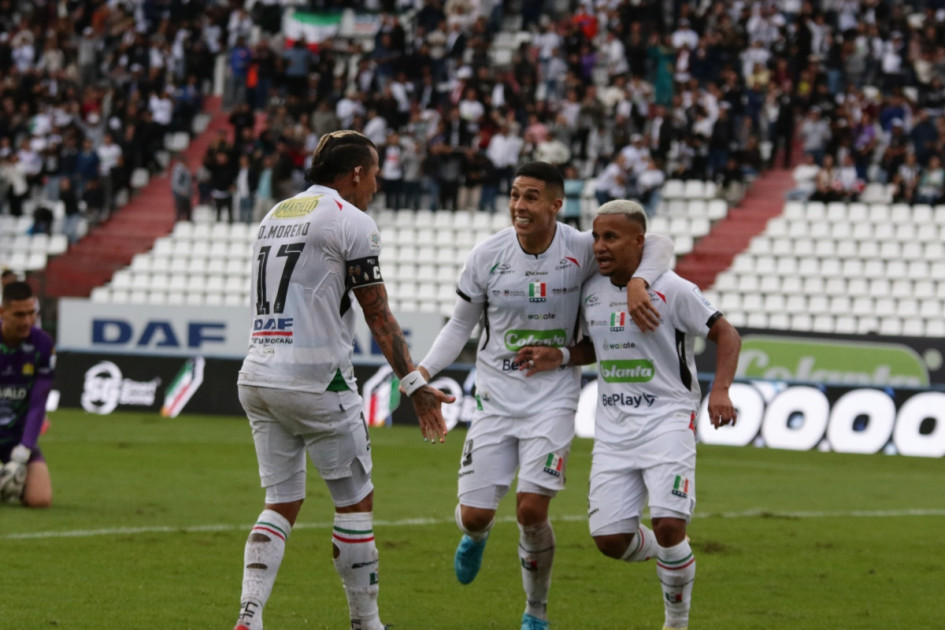 Mateo García (centro) celebra con los dos goleadores de la tarde para el Once Caldas: Michael Barrios (der.) y Dayro Moreno. Le ganaron 2-1 al Atlético Bucaramanga.