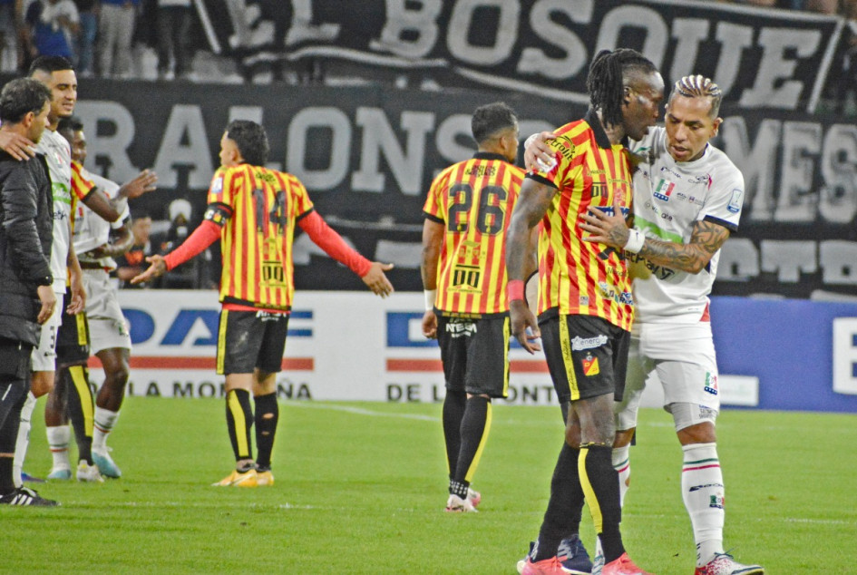 Dayro Moreno (der.), del Once Caldas, intenta calmar a Rubilio Castillo, del Deportivo Pereira, luego de un supuesto caso de racismo en el clásico cafetero. El delantero matecaña es nuevamente foco de la polémica por una sanción que la Dimayor le impuso al Blanco.