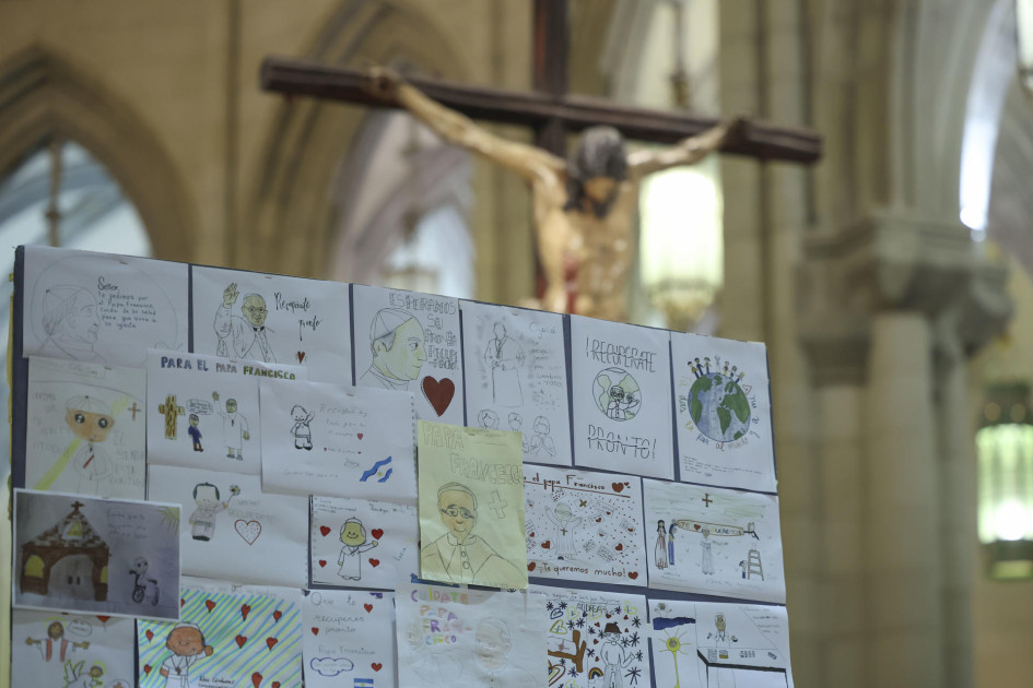Decenas de personas ofrecieron una oración por el restablecimiento de la salud del papa Francisco durante una misa presidida por el cardenal José Cobo, arzobispo de Madrid, este jueves en la Catedral de La Almudena de Madrid.