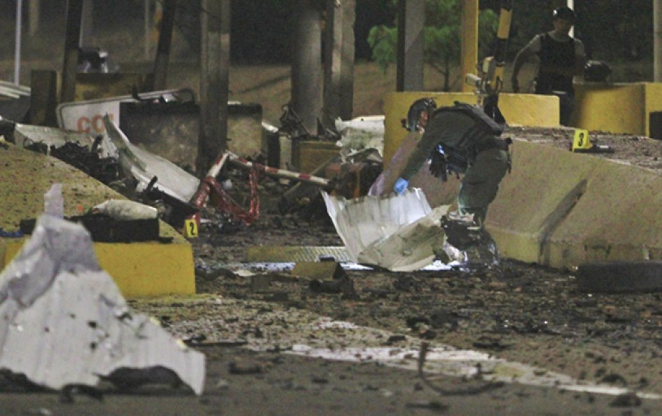 Un policía inspecciona el peaje de Villa del Rosario, destruido con explosivos.