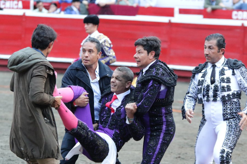 El momento en que retiraron a Ricardo Santana del ruedo de la Plaza de Toros de Manizales.