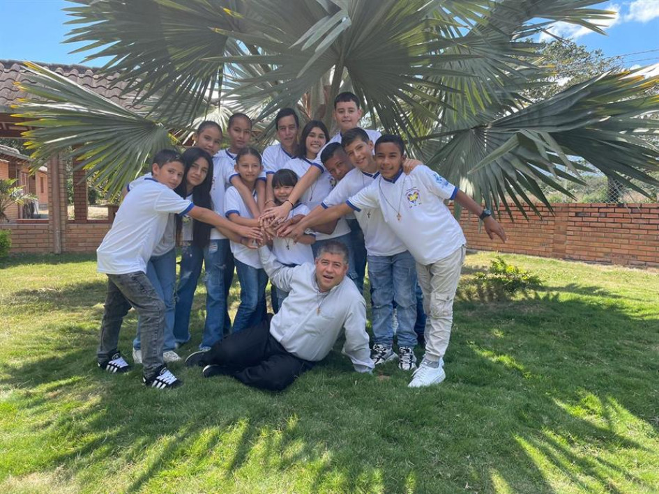 l sacerdote colombiano Rito Álvarez junto a los niños en uno de los centros de la Fundación Oasis Amor y Paz en Ábrego, Colombia.