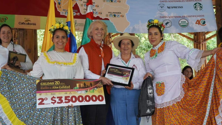 Rosa Helena López de Soto (de sombrero), nueva delegada como miembro principal de la junta directiva del Comité Cafeteros de Caldas. 