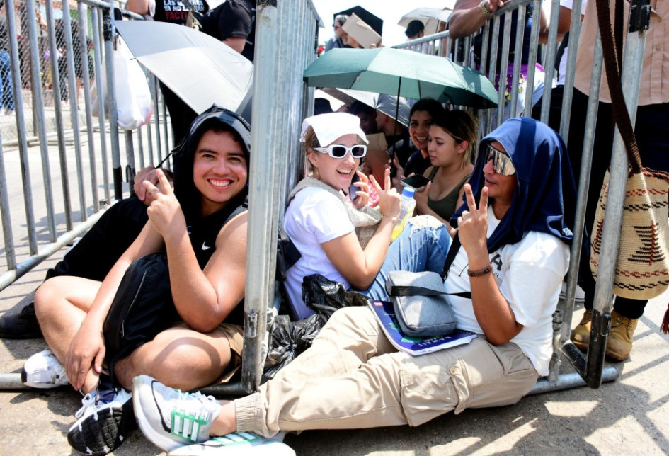 Los seguidores de Shakira esperando para entrar al estadio Metropolitano de Barranquilla. 