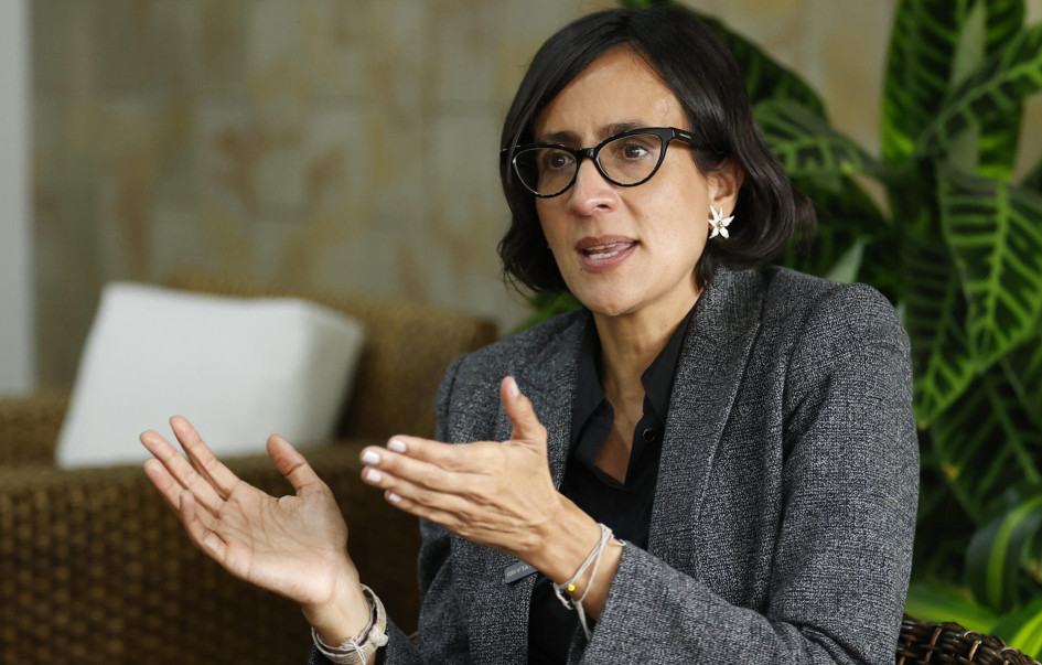 La ministra de Ambiente de Colombia en funciones Susana Muhamad habla durante una entrevista con EFE, este lunes en Bogotá (Colombia). 