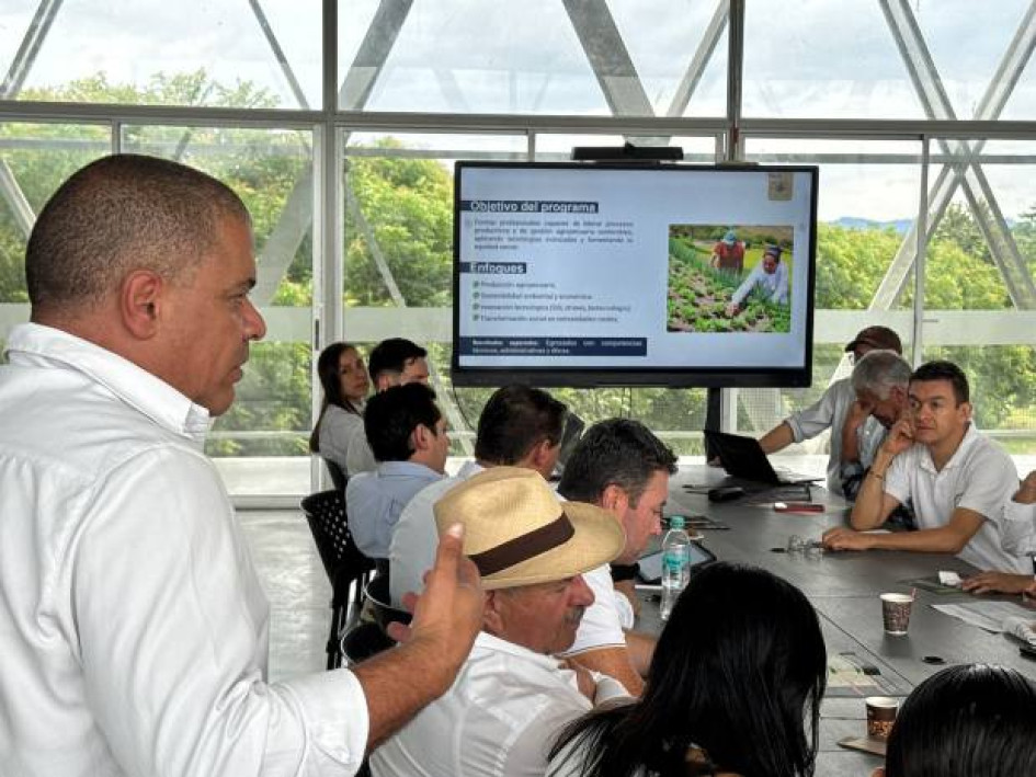 Henry Mesa, decano de la Facultad de Ciencias Agropecuarias de la Universidad de Caldas, expuso en La Dorada ante alcaldes del Magdalena centro el proyecto de Profesional en Producción Agropecuaria y Desarrollo Rural Sostenible.