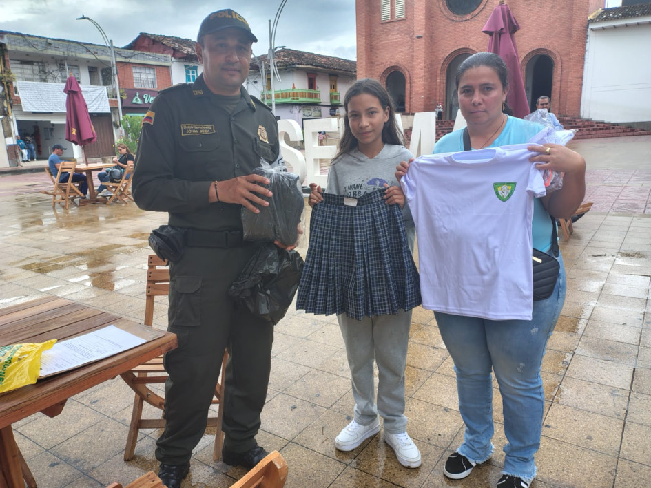 La entrega del uniforme.