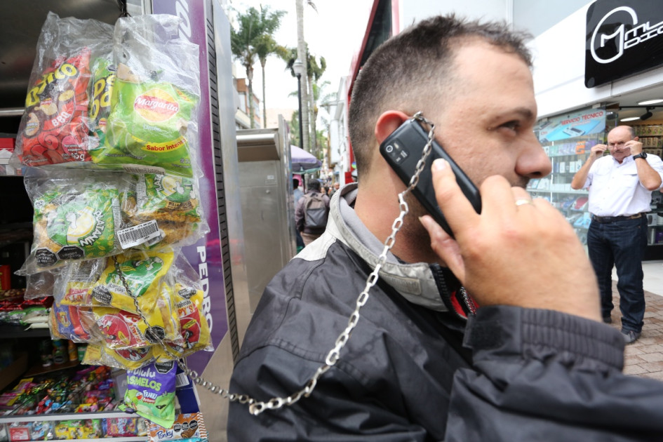 Aferrados a los minutos: su trabajo vale menos cada día. Ese es el caso de vendedores de llamadas en Manizales, que venden 60 segundos entre $100 y $200. Compiten con planes baratos y nuevas tecnologías.