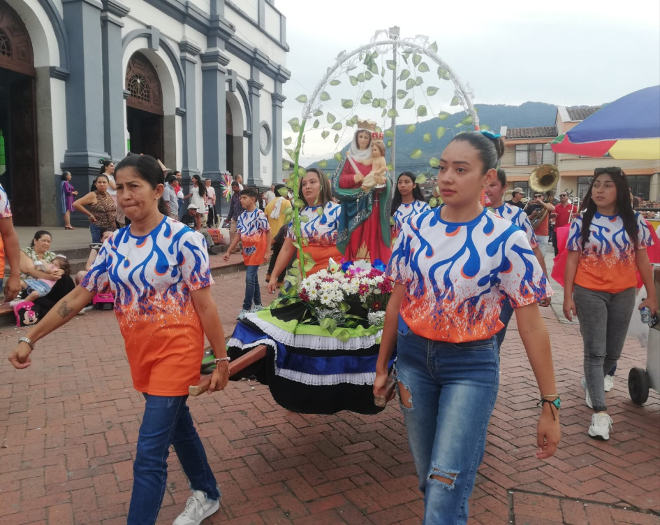 La Corporación Artístico Cultural Lagua participa activamente en las actividades por la Virgen de la Candelaria.