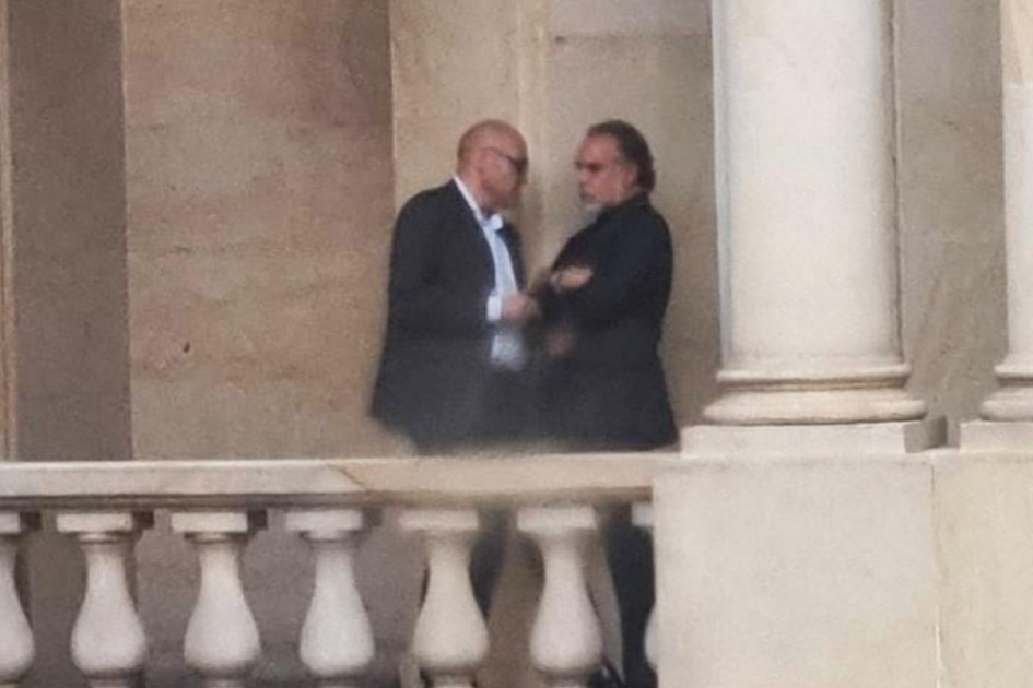 Fotografía cedida por la Unidad Nacional de Protección del 5 de febrero de 2025 que muestra al empresario español Xavier Vendrell (i) hablando con el jefe de despacho presidencial Armando Benedetti en Bogotá (Colombia). 