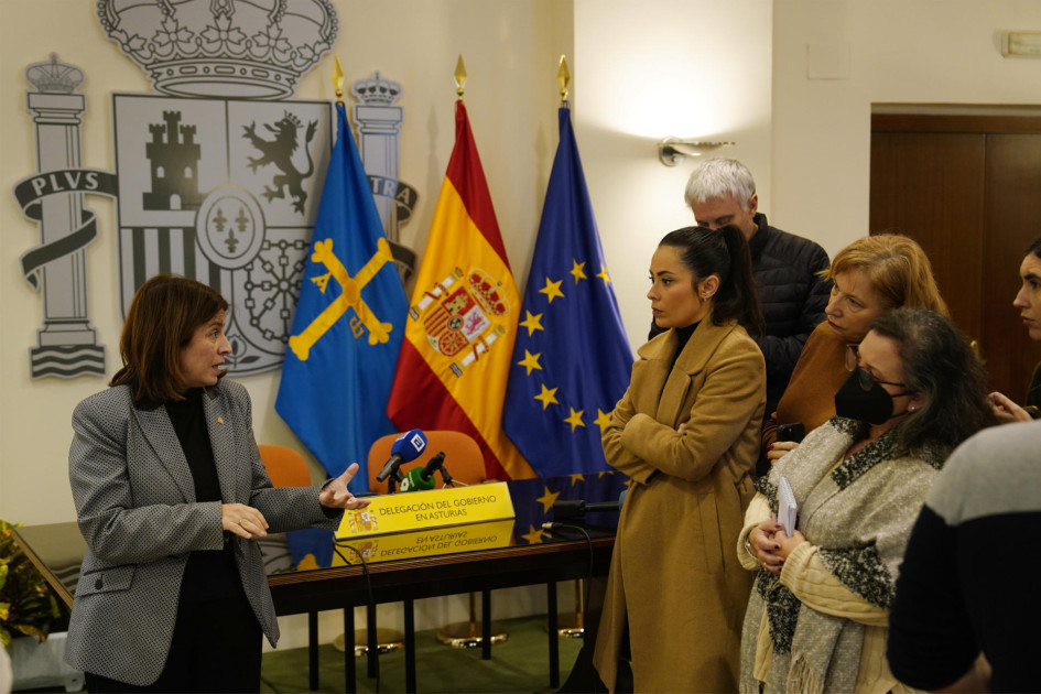 La delegada del Gobierno en Asturias, Adriana Lastra (i), atiende a la prensa este sábado para informar sobre el crimen machista de ayer en la localidad asturiana de Sama de Langreo. 