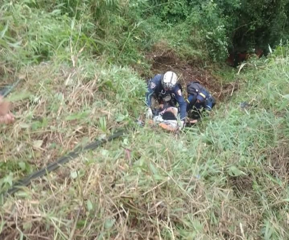 Dos mujeres sufrieron lesiones al quedar atrapadas dentro del vehículo que rodó por una ladera.