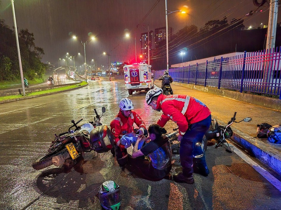 En la avenida Kevin Ángel, dos motos colisionaron y tres personas resultaron lesionadas.