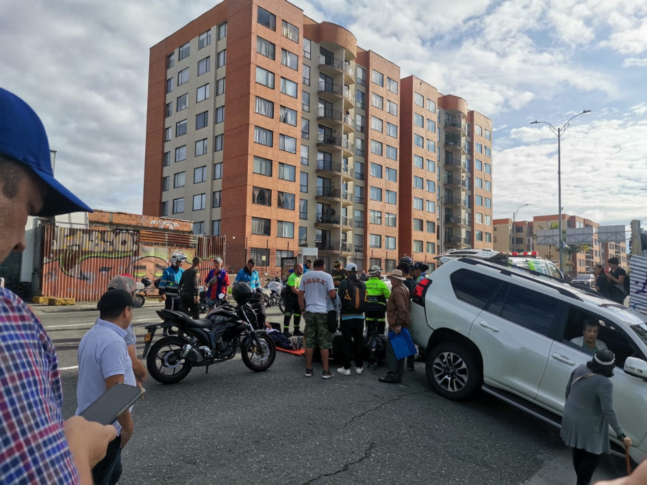 Una mujer resultó lesionada al chocar en su moto contra un carro particular.