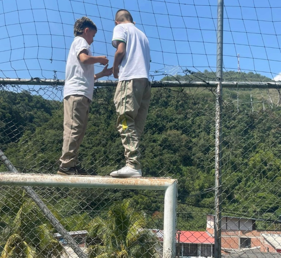 Los mismos araucanos le metieron mano a la reparación de la cancha sintética del Embarcadero. Luce deteriorada y el tapete sintético está roto.