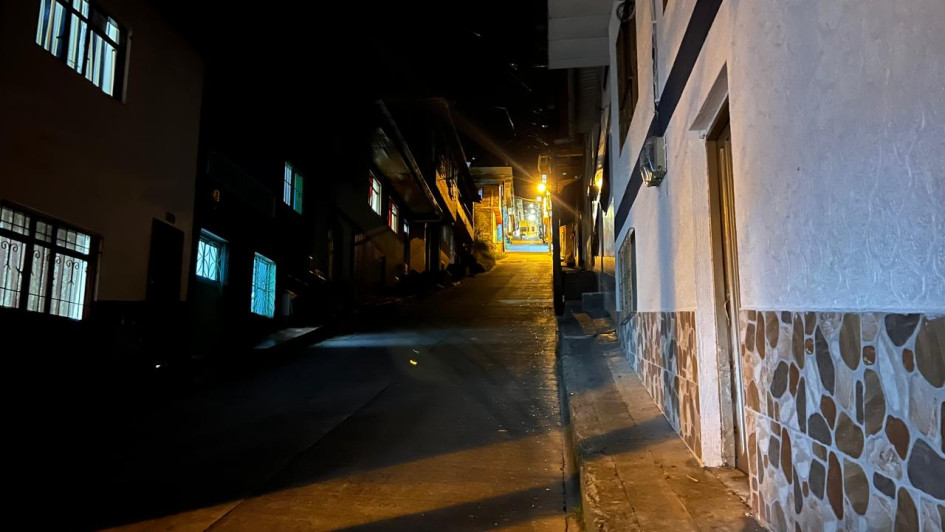 Foto | Cortesía | LA PATRIA Así luce la calle 12 entre carreras 1 y 3 en la noche.