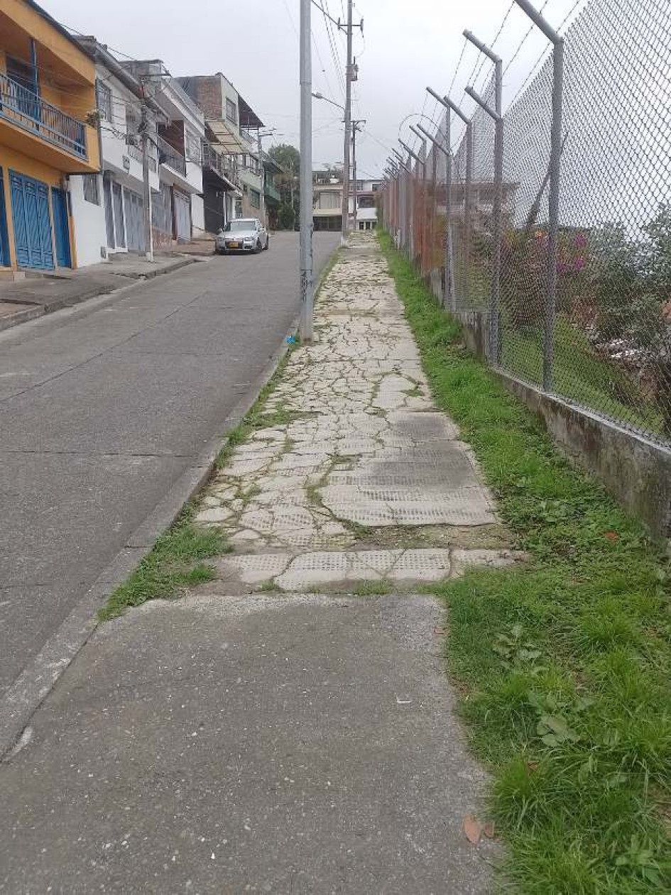 Fotos I LA PATRIA  En Calle Larga, vía que une a los barrios Chipre y Campohermoso, parte de un andén está invadido de hendiduras. La Alcaldía la incluyó en el inventario de necesidades. La comunidad espera las obras.
