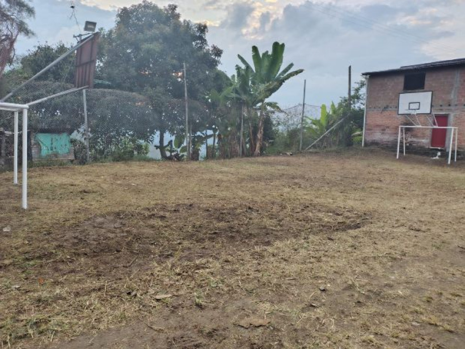 Foto I Cortesía para LA PATRIA  La comunidad de la vereda La Pola, de Manizales, reportó que la Policía Metropolitana llegó al lugar para reparar la canchas, cerrada durante variso años.