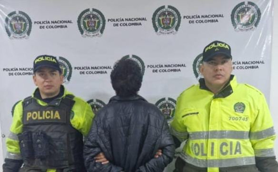 La Policía capturó al ciudadano que no solo se opuso al procedimiento, sino que cometió actos racistas contra un uniformado.