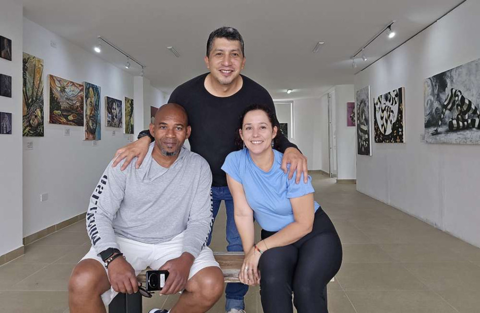 Carlos Delgado, artista de Riosucio (Arriba) ; Ismael Cárdenas (izquierda), y Mayby Martín (derecha) , artistas visuales de la ciudad de Santa Clara (Cuba).