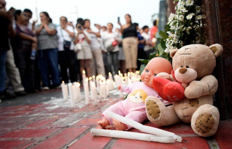 Peluches y velas durante una vigilia por las personas fallecidas tras el desplome de parte del techo del centro comercial Real Plaza, este domingo en Trujillo (Perú). 