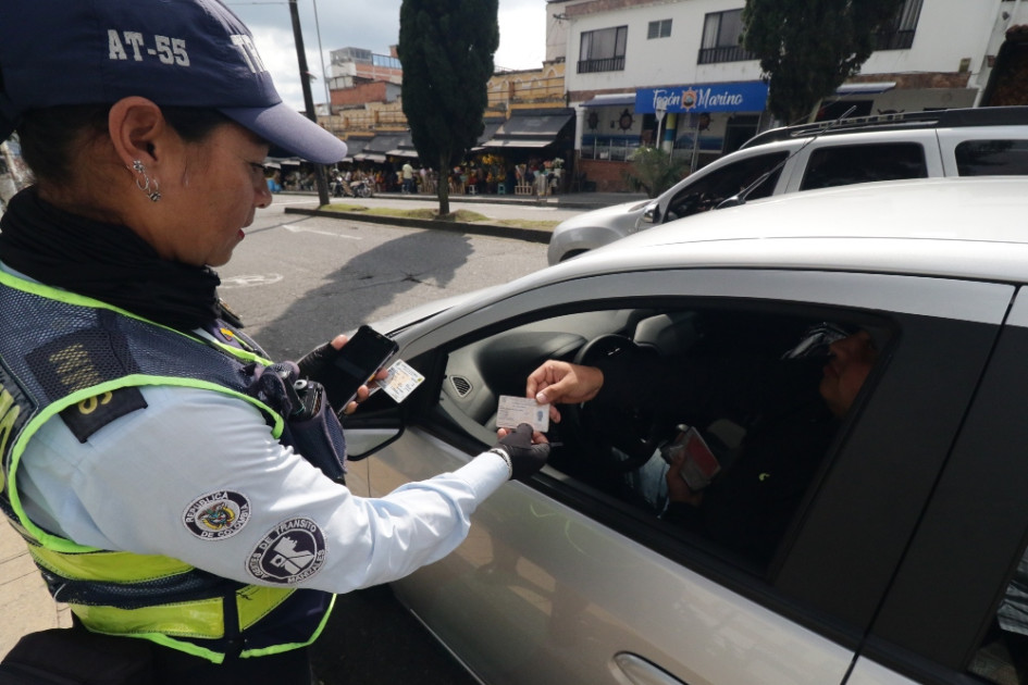 Si le hacen un comparendo, sea presencial o por fotodetección, puede aprovechar los beneficios de ley para pagar la mitad de la multa luego de asistir a un curso pedagógico.