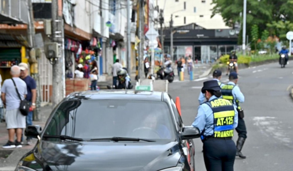 Con la cámara ANPR, que lee cien placas por segundo, los agentes de Dosquebradas pueden verificar si el vehículo no tiene la documentación al día.  