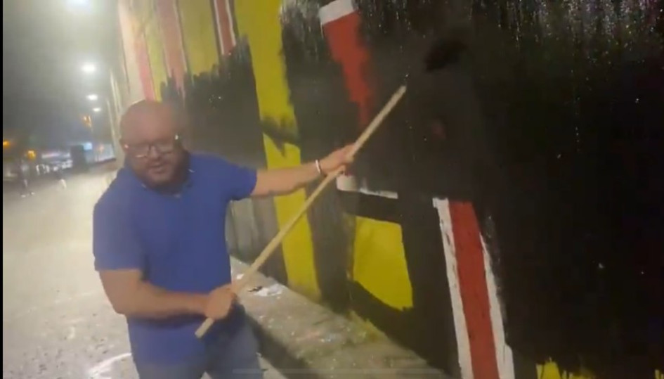n la noche de este sábado (1 de febrero) el concejal del Centro Democrático de Medellín Andrés Gury Rodríguez intentó borrar el mural 'Las cuchas tienen razón' en Manizales.