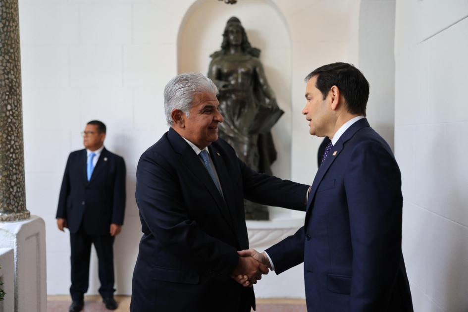 El presidente panameño, José Raúl Mulino (i), saludando al Secretario de Estado de Estados Unidos, Marco Rubio (d), este domingo en el palacio presidencial de las Garzas, en Ciudad de Panamá.
